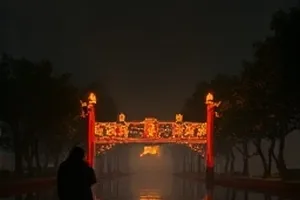 《黎明前的九分钟》剧照：急救车灯照亮夜里的街道