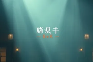 《长夜灯塔》剧照：雨夜码头集装箱被探照灯扫过