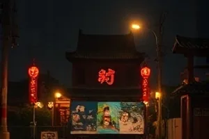 《第七次日落》剧照：荒漠观测站外第七次落日映在金属外墙